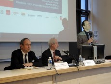 Bruno Séjourné (UA) lance la table ronde "peut-on aller vers une finance apaisée ?" avec, de gauche à droite, Bernard Coupez (Président HCCP) et Jean-Paul Pollin (Université d'Orléans)