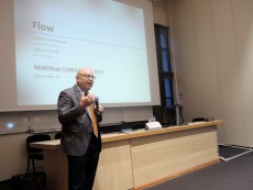 Jeffrey Pontiff, professeur de finance à Boston, durant sa conférence, "Flow"
