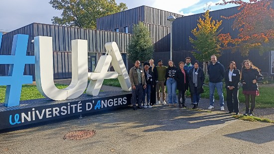 Les dix doctorants entourent le géographe Sébastien Fleuret, coordinateur du projet